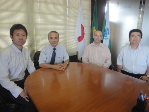 （左から）池田さん、大城会頭、マルセロさん、比嘉さん