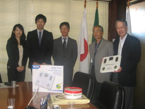 TANITA visita à Câmara: (de esquerdo) Sra. Otani da Japan Research Institute, Sr. Amano da TANITA Health Link, Sr. Ishino da TANITA, Presidete da CCIBJ-PR Oshiro e Diretor da CCIBJ-PR Takamura