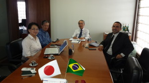 de esquerda) Coordenadora Habassaki, diretor Takamura, Presidente da câmara Oshiro e Sr. Sebastian