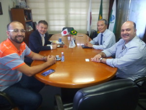 (de esquerda) Sr. Rodrigo, Sr. Fukuda, Presidente Oshiro e Sr. Paulo 