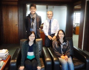 O presidente da Câmara do Comércio e Indústria Brasil Japão Paraná (CCIBJ-PR), Yoshiaki Oshiro, com os estudantes candidatos a bolsa de estudos, Natália Miki Utsumi (Cianorte –PR), Karina Mayumi Nonose (Maringá- PR), e Gustavo Manabu Sato (Maringá-PR)