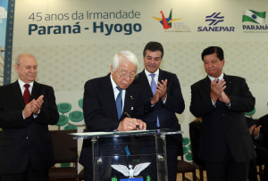 Governador Beto Richa recebe o governador de Hyogo, Toshizo Ido, durante solenidade alusiva à celebração de 45 anos de irmandade entre o Paraná e a província japonesa, como parte das comemorações de 120 anos de relações diplomáticas entre o Brasil e Japão. - Curitiba/Pr, 20/08/2015. Foto: Orlando Kissner/ANPr