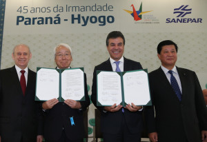 Governador Beto Richa recebe o governador de Hyogo, Toshizo Ido, durante solenidade alusiva à celebração de 45 anos de irmandade entre o Paraná e a província japonesa, como parte das comemorações de 120 anos de relações diplomáticas entre o Brasil e Japão. - Curitiba/Pr, 20/08/2015. Foto: Orlando Kissner/ANPr