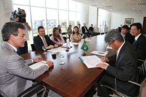 Governador Beto Richa assina protocolo de intenções entre a Agência Paraná de Desenvolvimento e o Banco Mizuho do Brasil. Assinam o protocolo Adalberto Bueno Neto, pela Agência Paraná de Desenvolvimento; Yasuo Fukai, presidente do Banco Mizuho do Brasil e Daisuke Nakamura, diretor do setor corporativo do Banco. Curitiba, 03/08/2015. Foto: Orlando Kissner/ANPr