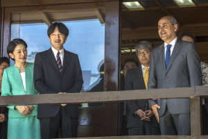 Prefeito Gustavo Fruet, recebeu nesta sexta-feira (30) a visita de Suas Altezas o Príncipe e a Princesa Akishino, do Japão, em um evento na Praça do Japão em comemoração aos 120 anos do estabelecimento das relações diplomáticas entre Brasil e Japão. FOTO: MAURILIO CHELI