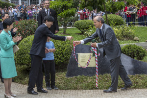 Prefeito Gustavo Fruet, recebeu nesta sexta-feira (30) a visita de Suas Altezas o Príncipe e a Princesa Akishino, do Japão, em um evento na Praça do Japão em comemoração aos 120 anos do estabelecimento das relações diplomáticas entre Brasil e Japão. FOTO: MAURILIO CHELI