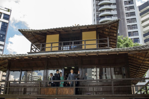 Prefeito Gustavo Fruet, recebeu nesta sexta-feira (30) a visita de Suas Altezas o Príncipe e a Princesa Akishino, do Japão, em um evento na Praça do Japão em comemoração aos 120 anos do estabelecimento das relações diplomáticas entre Brasil e Japão. FOTO: MAURILIO CHELI