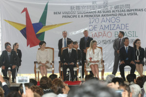 A vice-governadora, Cida Borghetti, participou, neste sábado (31), das recepções ao príncipe e princesa Akishino, do Japão em Rolândia e em Maringá, região Norte do Estado. A visita do casal real faz parte das comemorações dos 120 anos do estabelecimento das relações diplomáticas entre o Brasil e o Japão e dos 100 anos da imigração japonesa no Paraná. Cida Borghetti representou o governador Beto Richa nos eventos. - Maringa/Pr, 31.10.15 - Foto Jonas Oliveira/AENPr